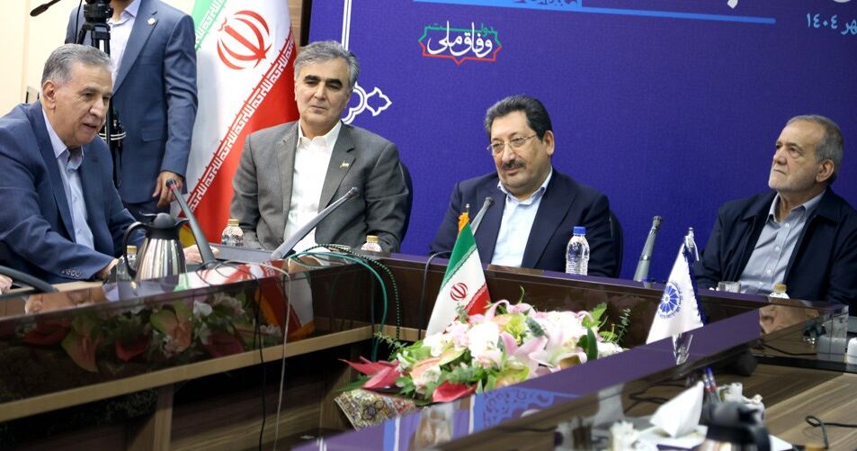 در نشست فعالان اقتصادی با رئیس جمهور مطرح شد: لزوم تمرکز بر چابک‌سازی و کوچک‌سازی دولت/ موتور تولید مقررات را خاموش کنیم