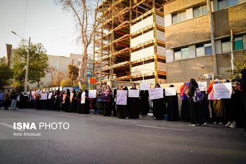 تجمع اعتراضی مقابل سفارت فرانسه در تهران