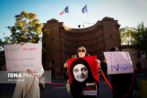 تجمع اعتراضی مقابل سفارت فرانسه در تهران