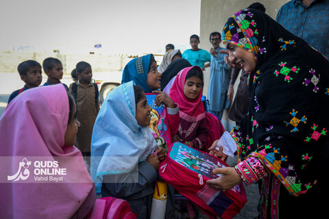 توزیع بسته های تحصیلی در روستاهای سیستان و بلوچستان