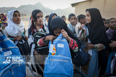 توزیع بسته های تحصیلی در روستاهای سیستان و بلوچستان