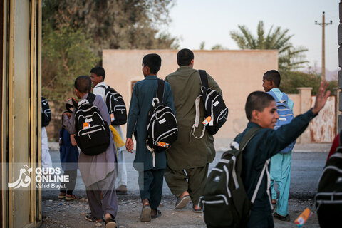 توزیع بسته های تحصیلی در روستاهای سیستان و بلوچستان