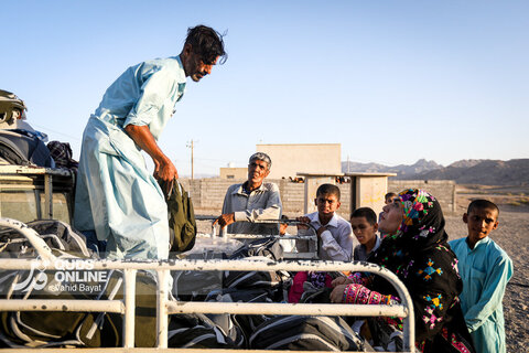 توزیع بسته های تحصیلی در روستاهای سیستان و بلوچستان