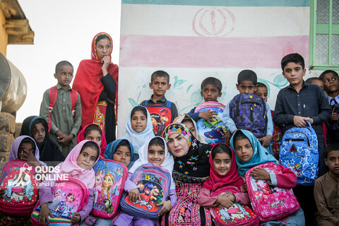 توزیع بسته های تحصیلی در روستاهای سیستان و بلوچستان