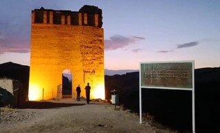 نورپردازی قلعه ضحاک با صفحات خورشیدی