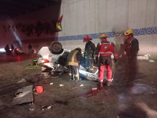 سقوط مرگبار خودرو بر روی موتور سیکلت