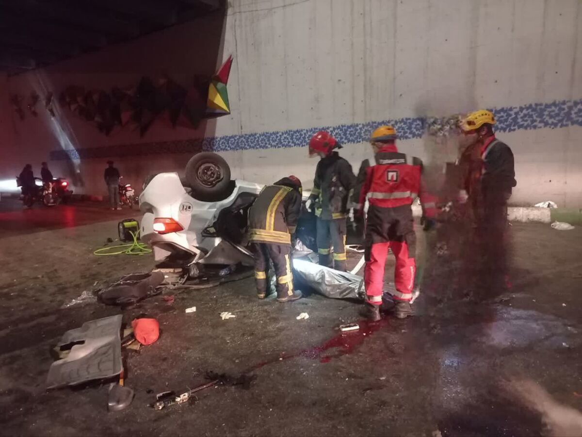 سقوط مرگبار خودرو بر روی موتور سیکلت