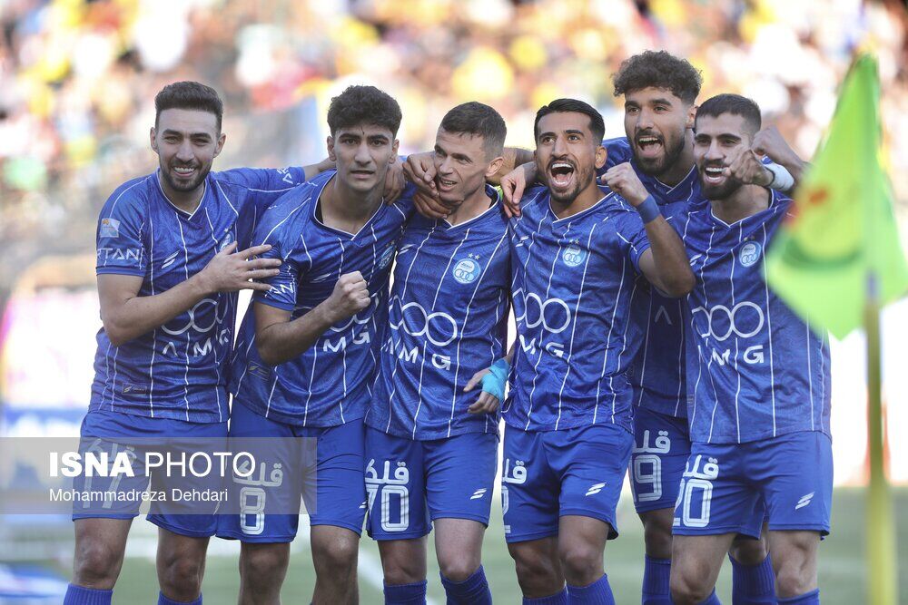 استقلال با بی‌رحمی در صدر