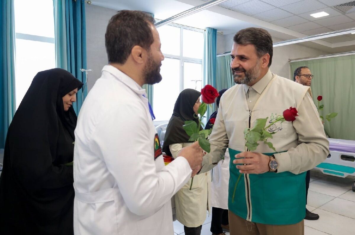 قدرشناسی خادم یاران رضوی از فرشتگان سپیدپوش سلامت