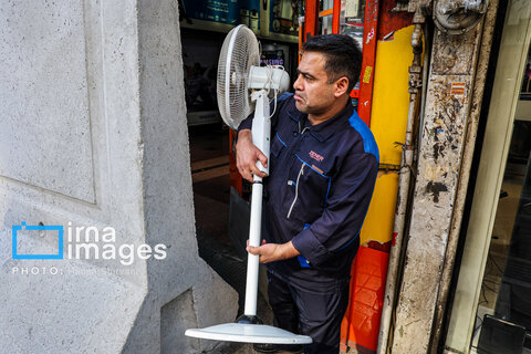 عکس روز | پلمب مراکز تجاری «خیابان جمهوری»