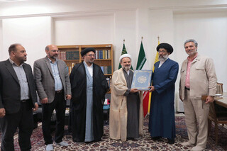 قرآن دست‌نویس یک بانوی تونسی به کتابخانه حرم رضوی اهدا شد