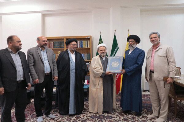 قرآن دست‌نویس یک بانوی تونسی به کتابخانه حرم رضوی اهدا شد