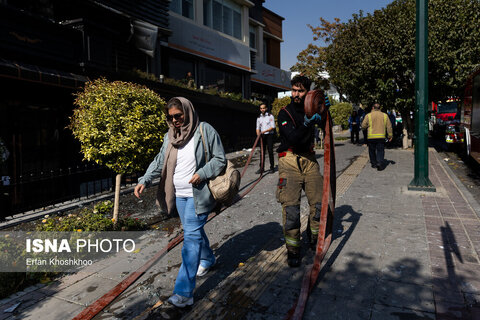 گزارش تصویری | آتش‌سوزی یک رستوران در شهرک غرب