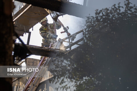 گزارش تصویری | آتش‌سوزی یک رستوران در شهرک غرب