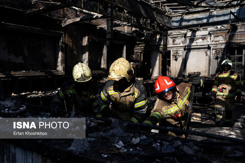 گزارش تصویری | آتش‌سوزی یک رستوران در شهرک غرب