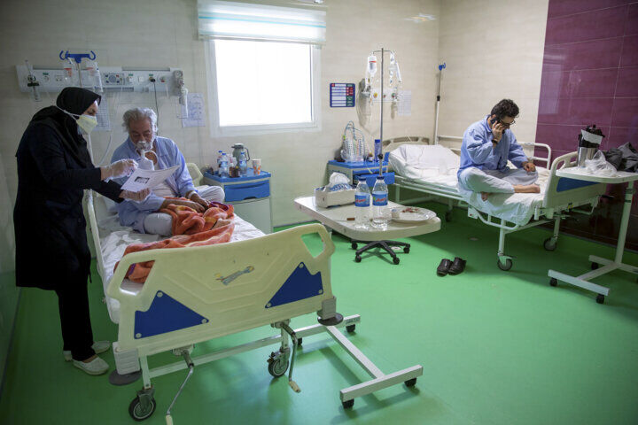 افراد فاقد پوشش بیمه روی تخت بیمارستان بیمه می‌شوند