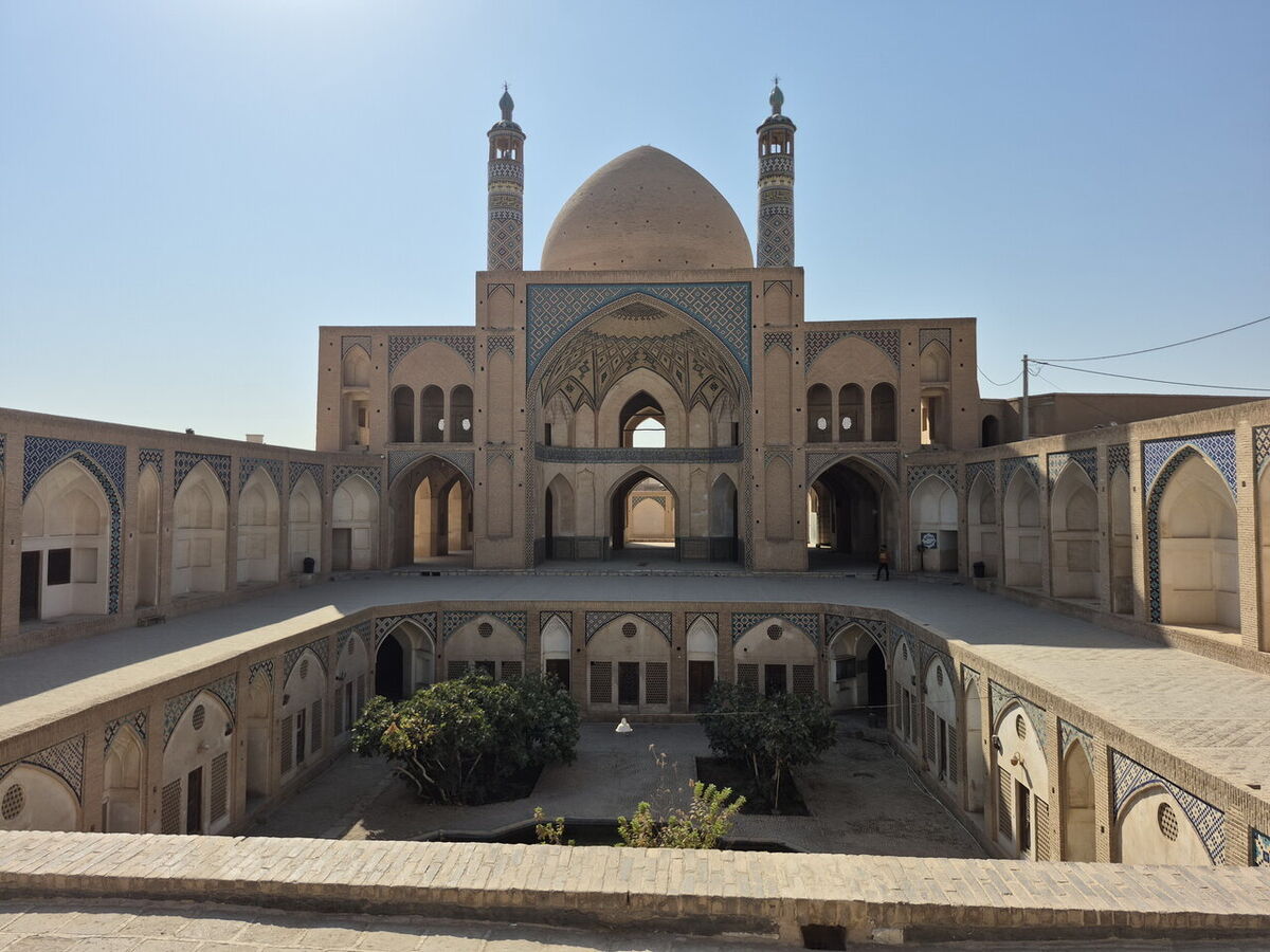 مسجد و مدرسه آقابزرگ کاشان
