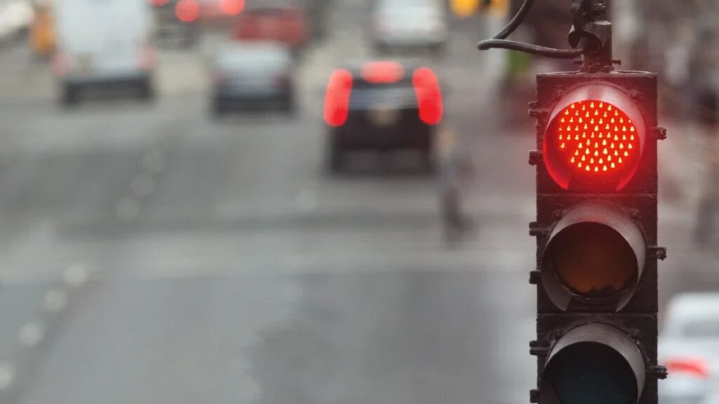 عبور از چراغ قرمز برای خودروی شخصی ۵ نمره منفی و برای اتوبوس ۱۰ نمره دارد