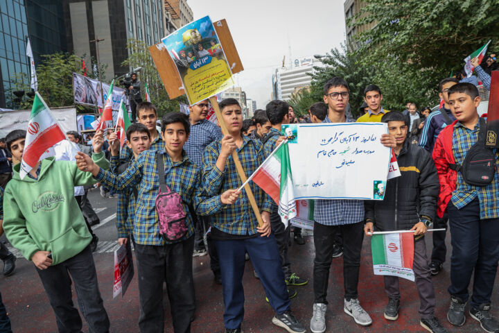 دانش‌آموز ایرانی با بصیرت و آگاهی در برابر استکبار ایستاده است