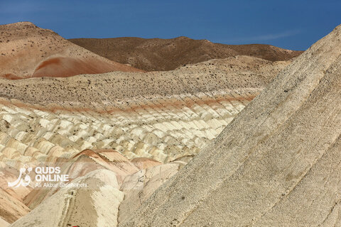 کوه‌های رنگی ماه‌نشان