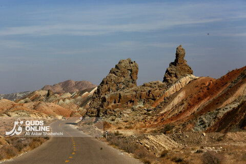 کوه‌های رنگی ماه‌نشان