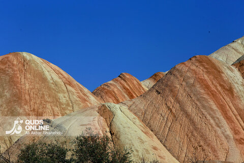 کوه‌های رنگی ماه‌نشان