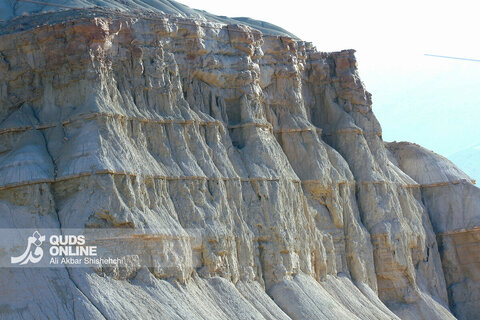کوه‌های رنگی ماه‌نشان
