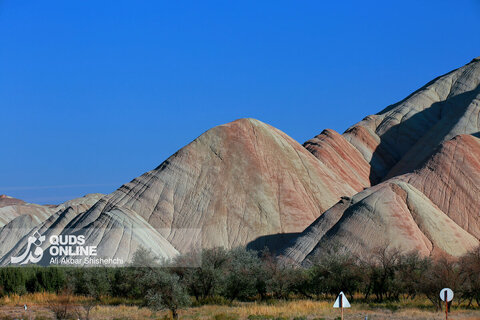 کوه‌های رنگی ماه‌نشان