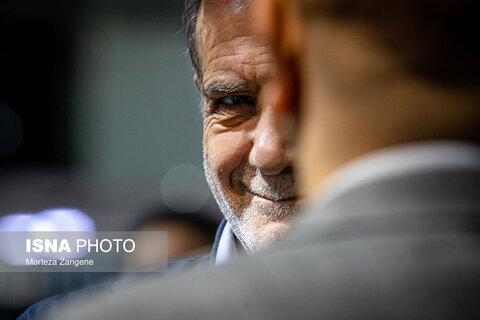 بازدید رییس جمهور از اولین دوره نمایشگاه فرّ ایران