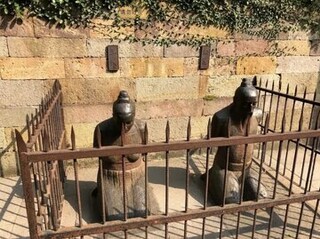 این دو نفر هر روز از هزاران نفر کتک می‌خورند