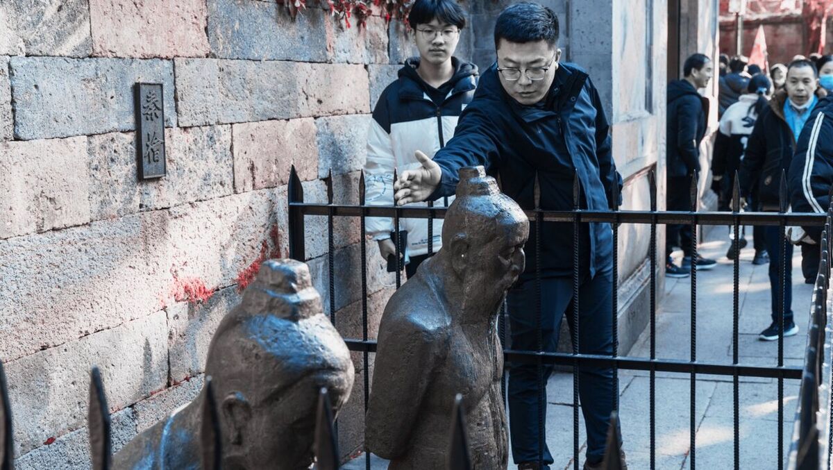 این دو نفر هر روز از هزاران نفر کتک می‌خورند