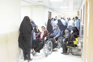 بیماران در صف نوبت‌دهی بیمارستان‌های دولتی / راهکار تامین اجتماعی برای کاهش ازدحام