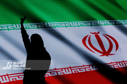 رونمایی از مجسمه «زانو زنندگان برابر ایران»