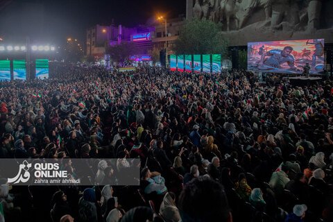 رونمایی از مجسمه «زانو زنندگان برابر ایران»