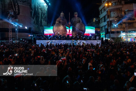 رونمایی از مجسمه «زانو زنندگان برابر ایران»