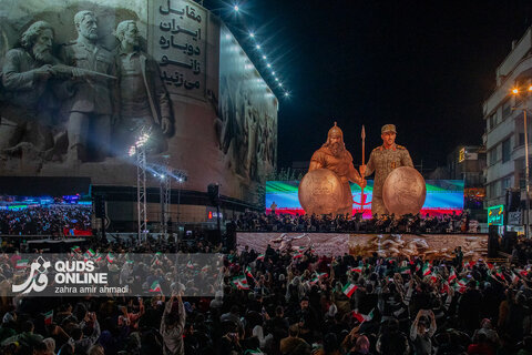 رونمایی از مجسمه «زانو زنندگان برابر ایران»