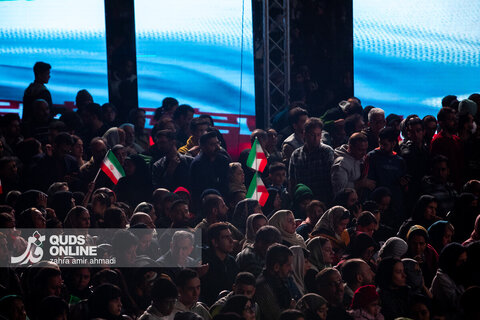 رونمایی از مجسمه «زانو زنندگان برابر ایران»