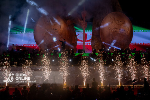 رونمایی از مجسمه «زانو زنندگان برابر ایران»