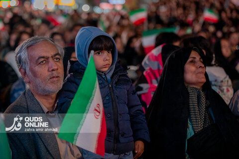 رونمایی از مجسمه «زانو زنندگان برابر ایران»
