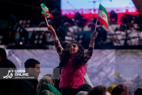 رونمایی از مجسمه «زانو زنندگان برابر ایران»