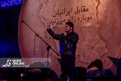 رونمایی از مجسمه «زانو زنندگان برابر ایران»