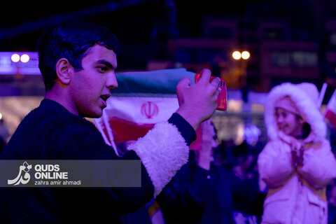 رونمایی از مجسمه «زانو زنندگان برابر ایران»
