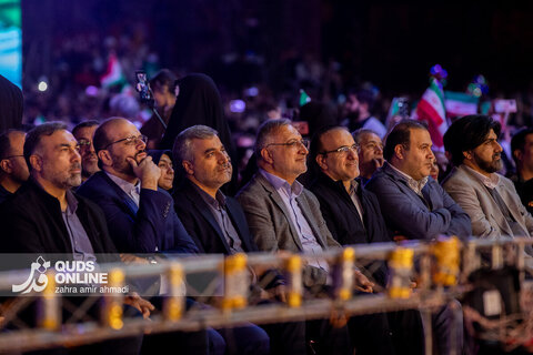 رونمایی از مجسمه «زانو زنندگان برابر ایران»