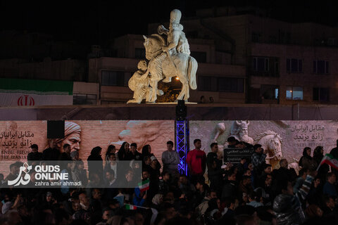 رونمایی از مجسمه «زانو زنندگان برابر ایران»