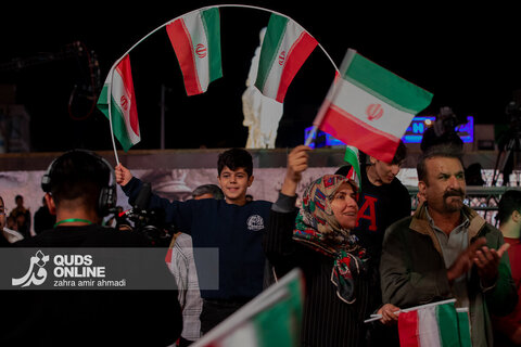 رونمایی از مجسمه «زانو زنندگان برابر ایران»