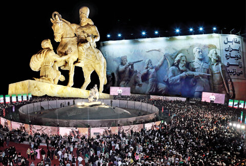 رونمایی از مجسمه «شاپور دوم» در میدان انقلاب / دشمنان در مقابل ایران زانو می‌زنند