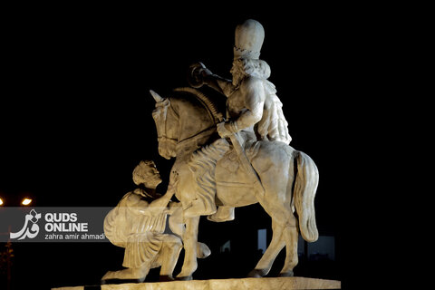 رونمایی از مجسمه «زانو زنندگان برابر ایران»