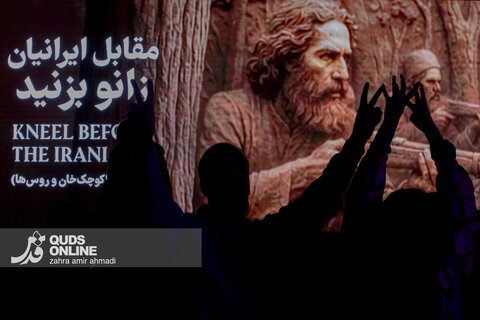 رونمایی از مجسمه «زانو زنندگان برابر ایران»