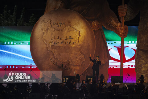 رونمایی از مجسمه «زانو زنندگان برابر ایران»