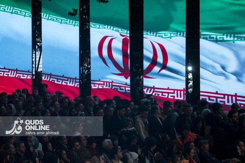 رونمایی از مجسمه «زانو زنندگان برابر ایران»